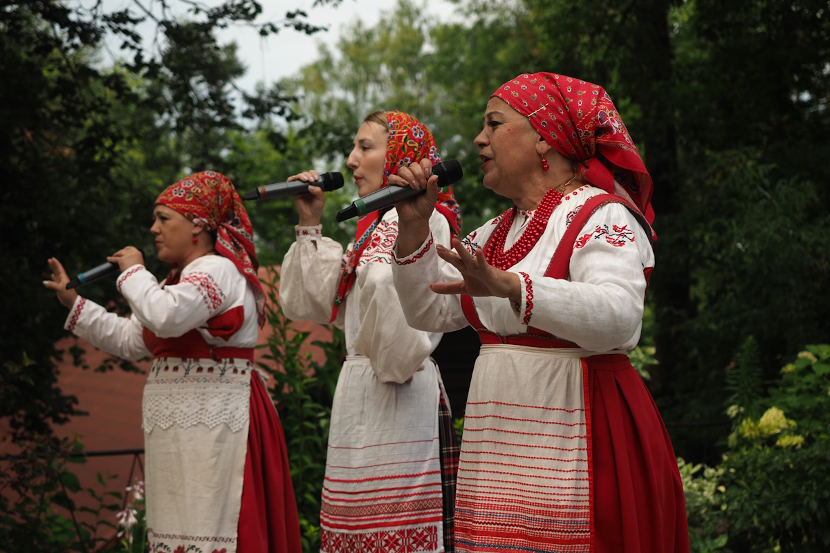 Мир русских народных песен, частушек и мелодий на традиционных инструментах